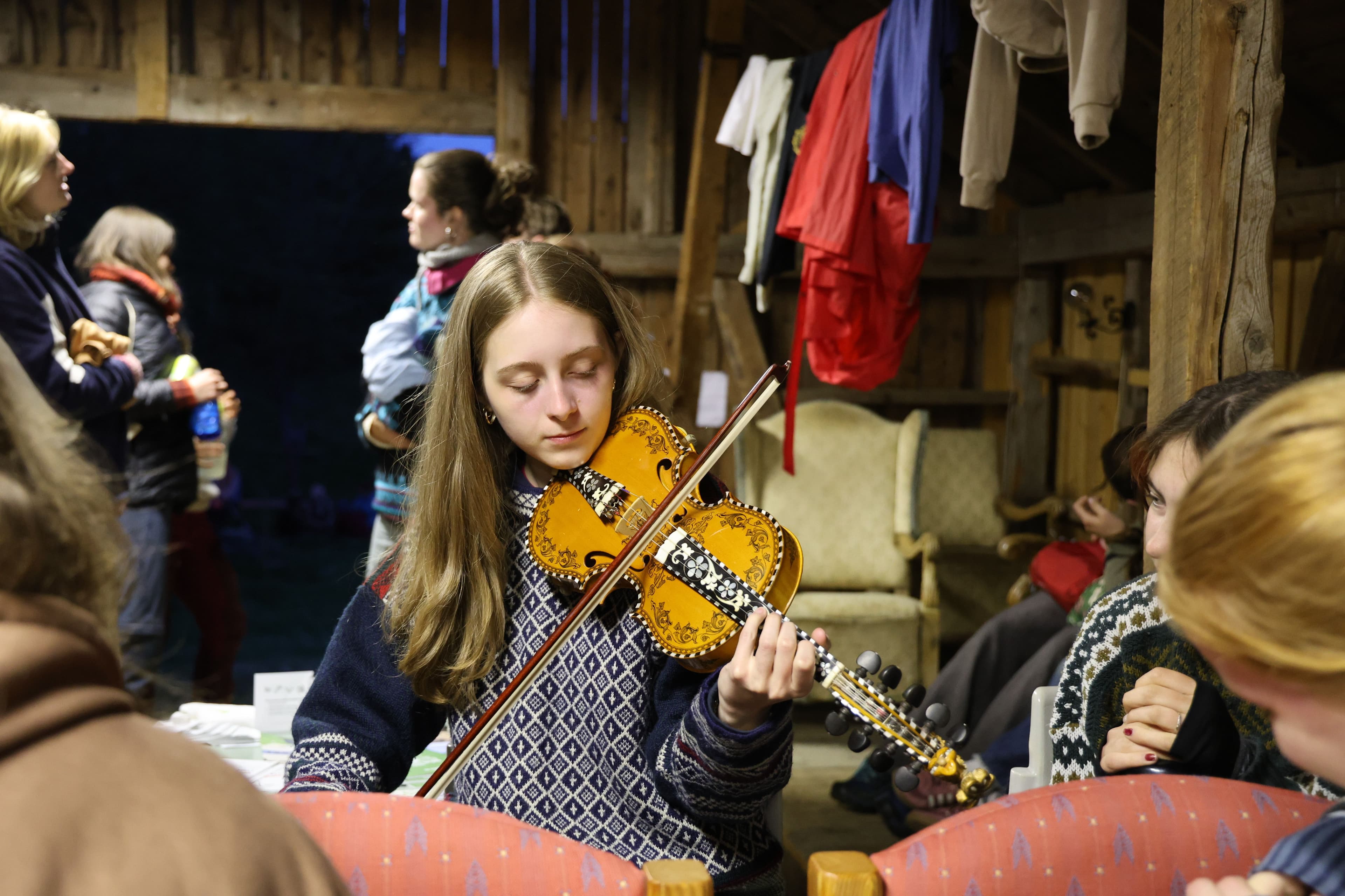 Jente spiller haringfele