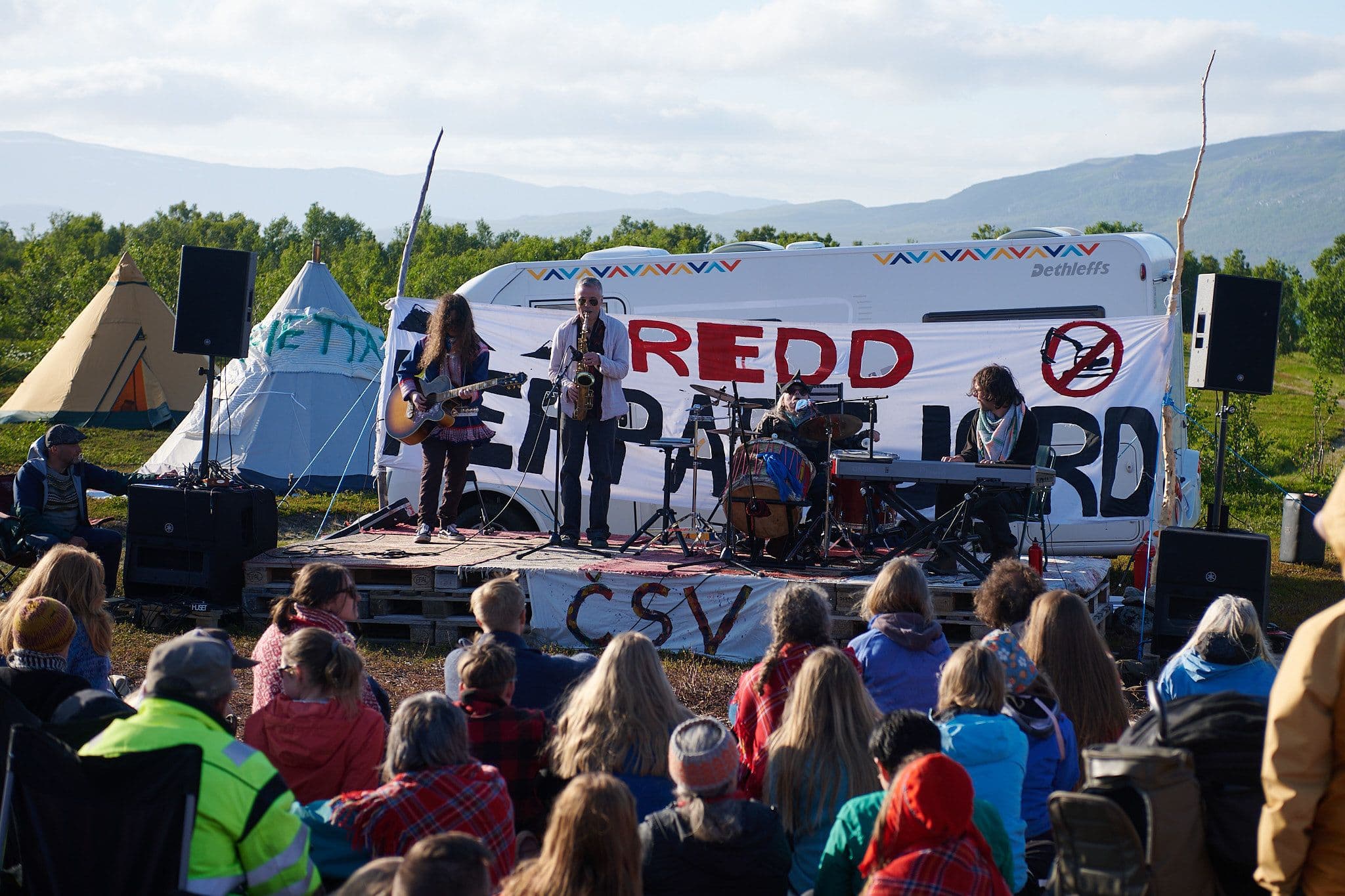 Bilde av folkemøte og konsert