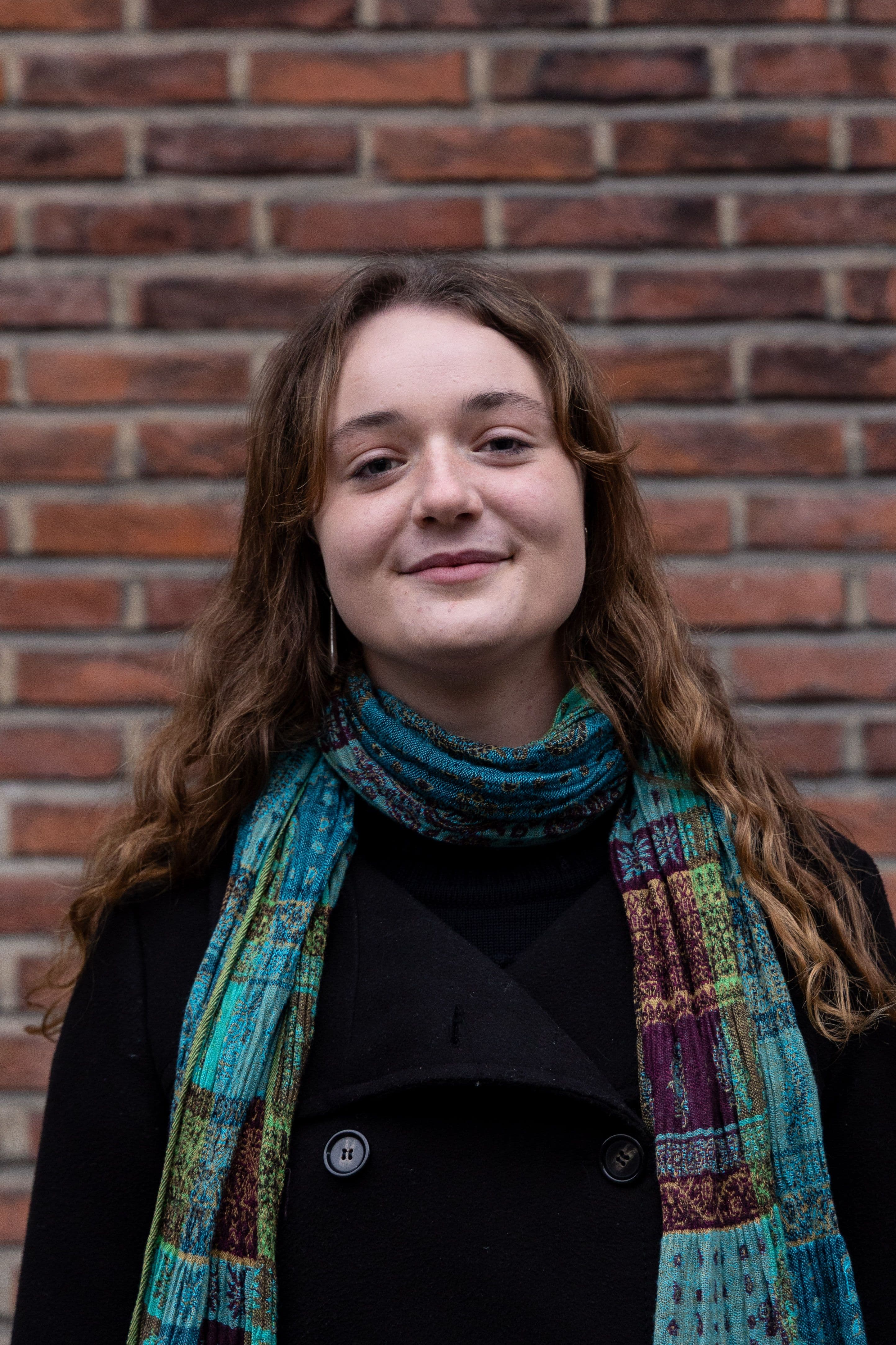 person smiler foran vegg