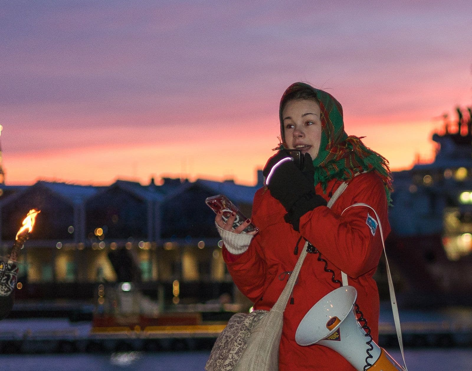 Jente som står og holder appell på markering