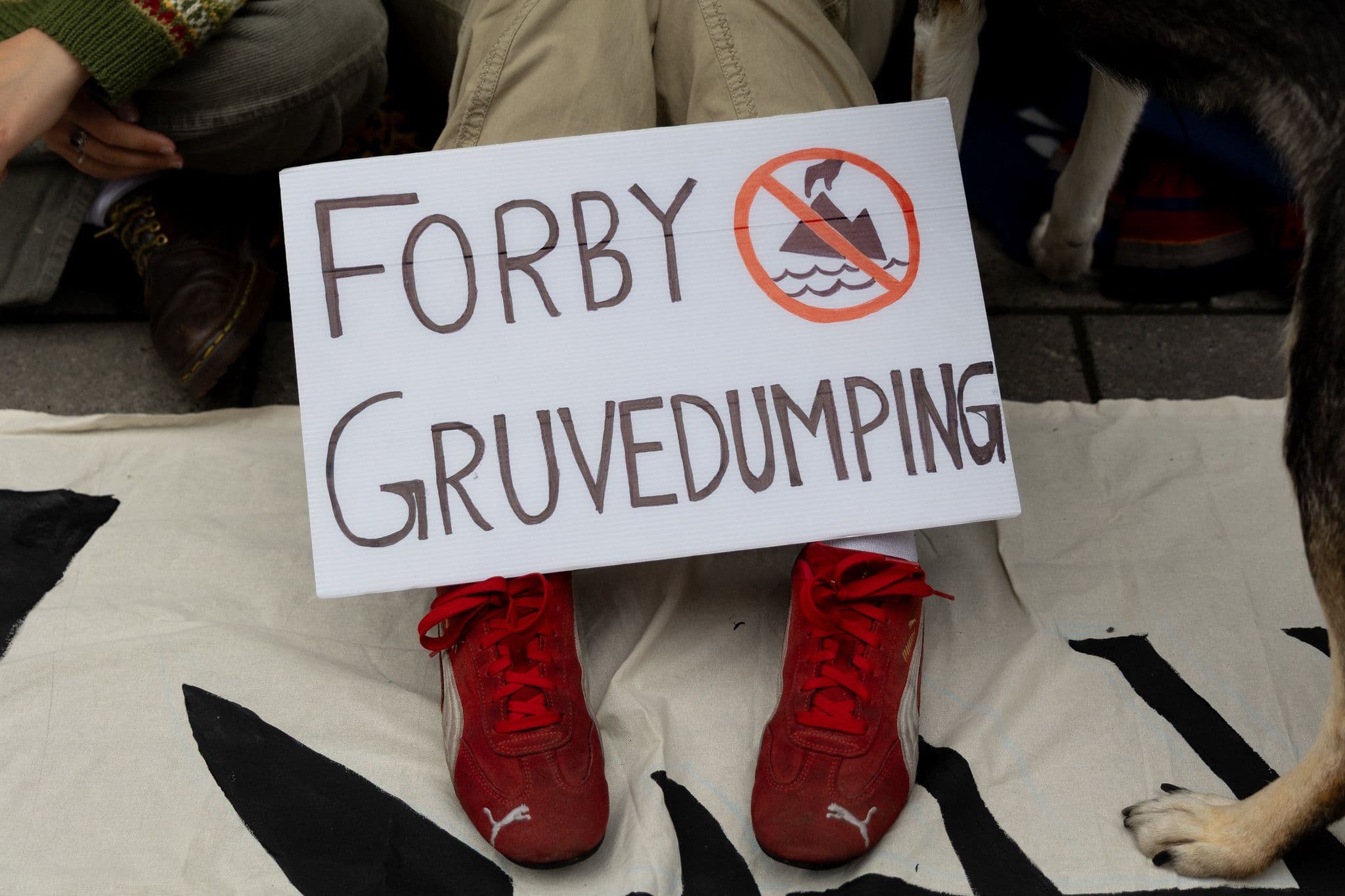 Bilde av "forby gruvedumping" - plakat på føtter