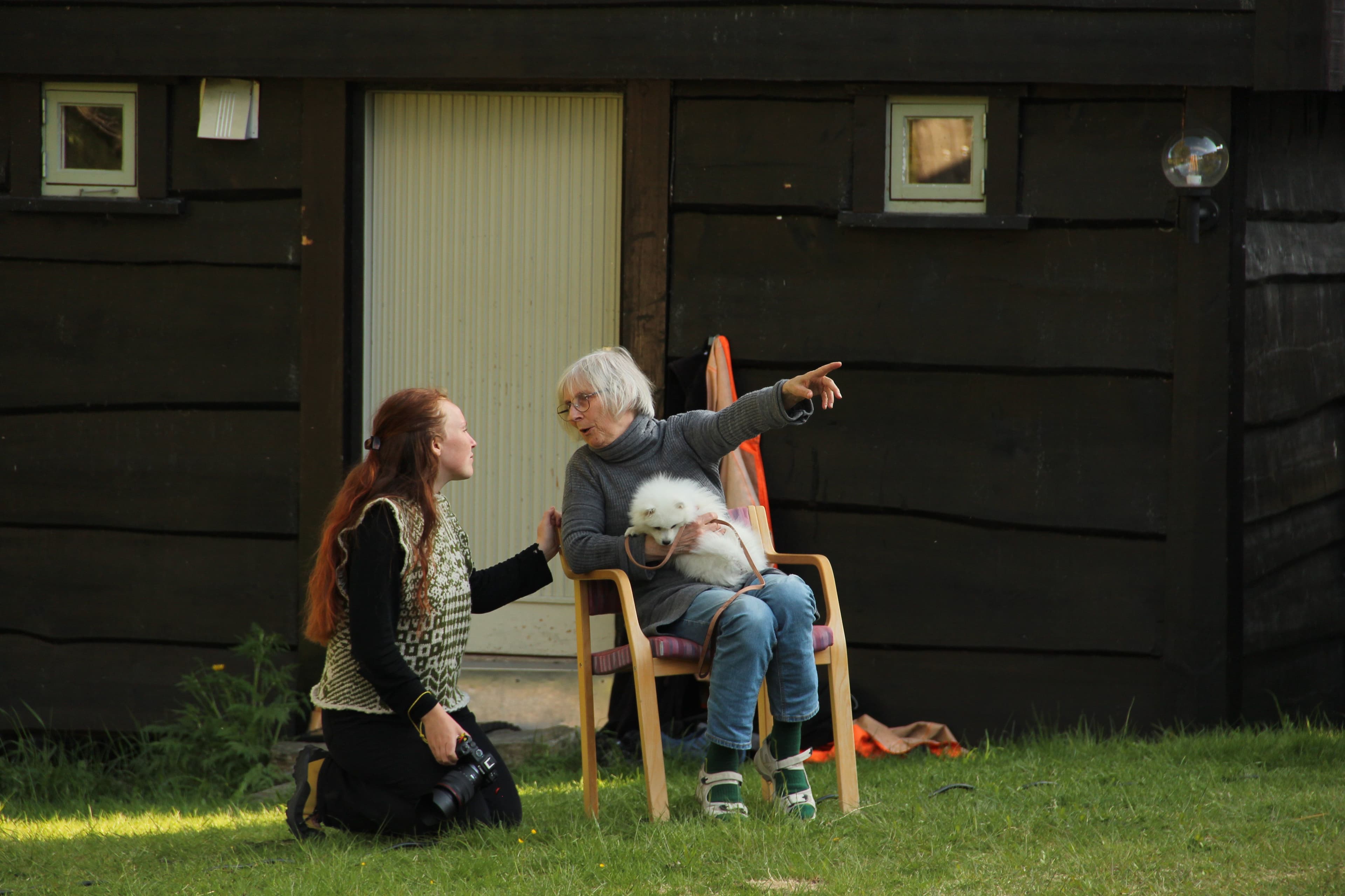 Jente snakker med en dame