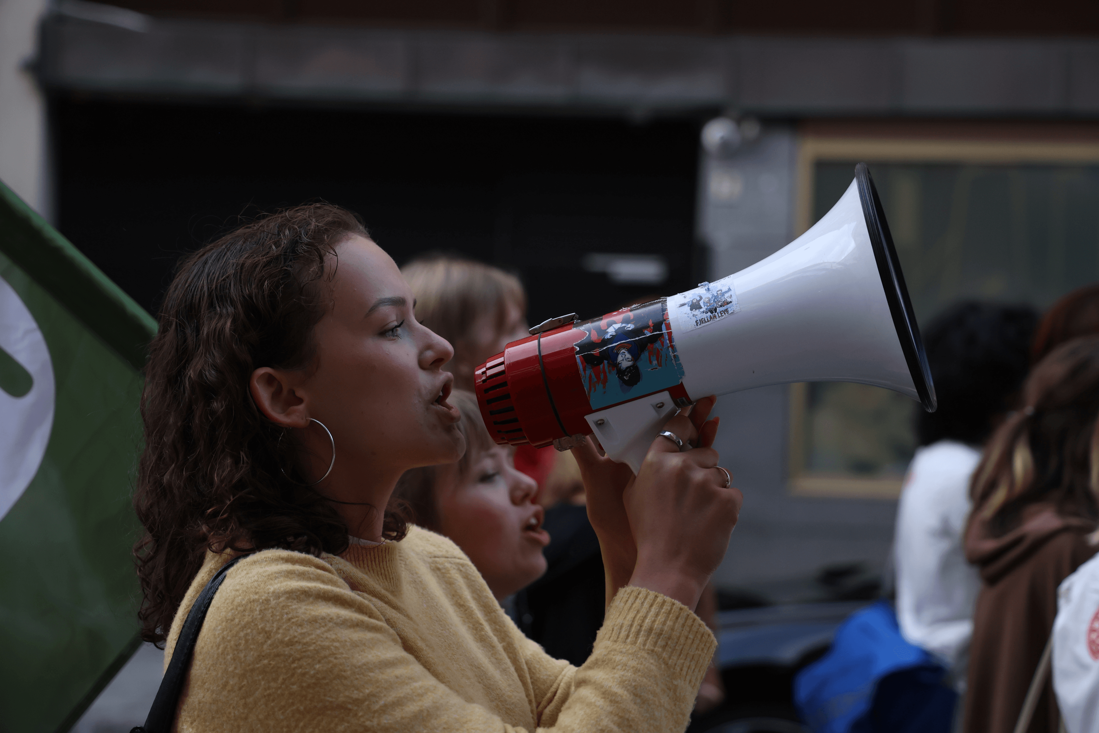 En NUer på demonstrasjon med megafon i hånda