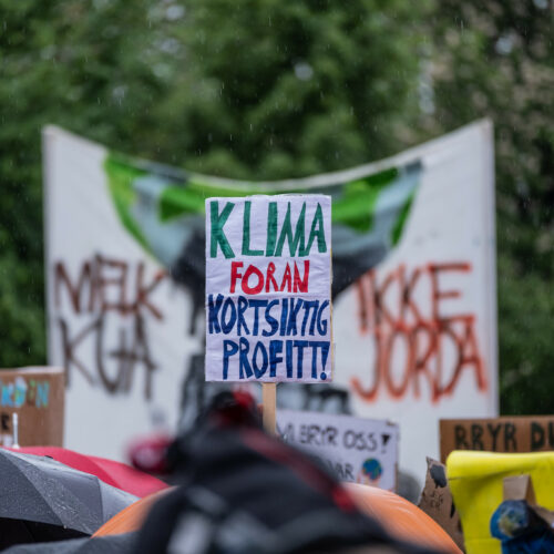 Bilde fra demonstrasjon av en plakat med budskapet: "Klima foran kortsiktig profitt"