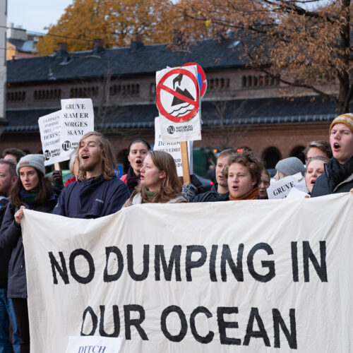 Medlemmer med banner: "No dumping in our ocean"