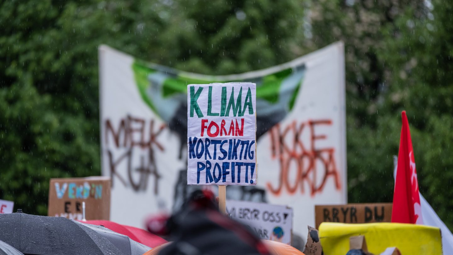 Bilde fra demonstrasjon av en plakat med budskapet: "Klima foran kortsiktig profitt"