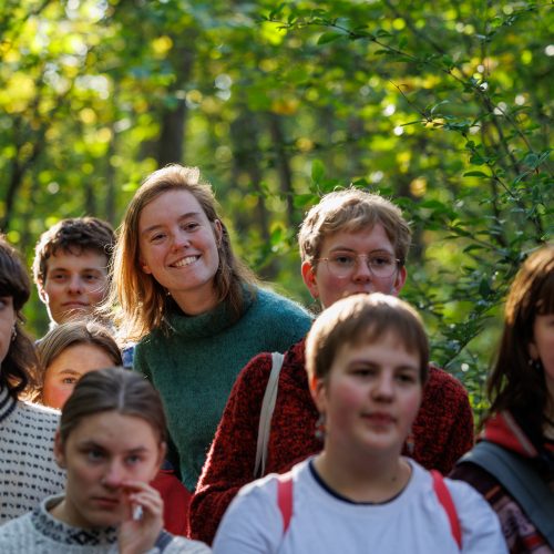 Bilde av smilende ungdommer i skogen